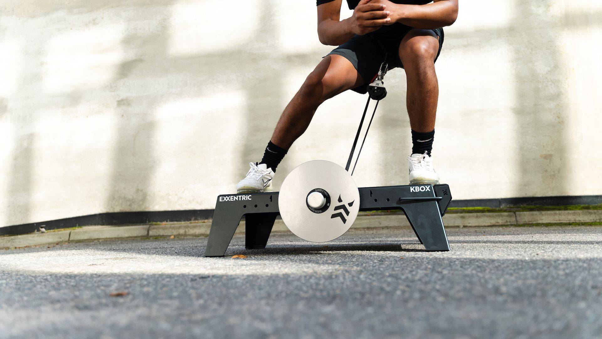 Foot block EXXENTRIC 5 lateral_squat_on_kbox_lite_with_m_flywheel_and_platform_extension_foot_block_in_an_outdoor_setting Iberian Sportech